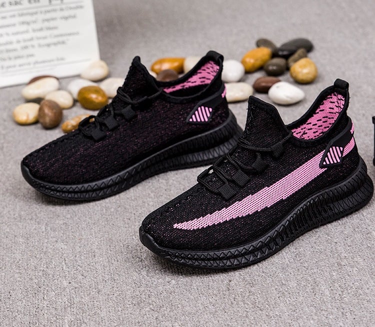 Giày thể thao tạo nên sự trẻ trung và tiện dụng