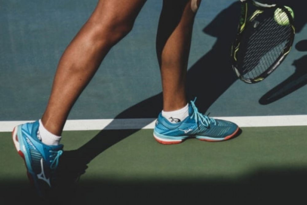 Giày tennis có nhiều lựa chọn đế mềm, đế nhiều gai thích hợp cho các mặt sân
