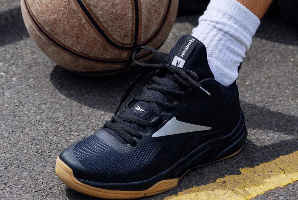 Giày bóng rổ có thiết kế ôm chân, khả năng chịu lực tốt nhằm tránh tổn thương chân.